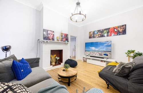 Belfield House | Spacious 4BR Straithfield house close 2 airport city