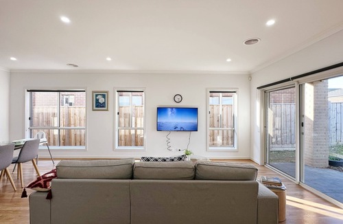Truganina House | Spacious Comfy New: 7 beds 4 Rooms Easy Shopping