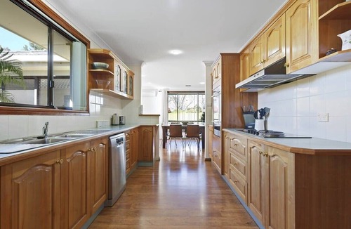 Calare House | Spacious Family Home - Leafy Suburb & Pets Allowed