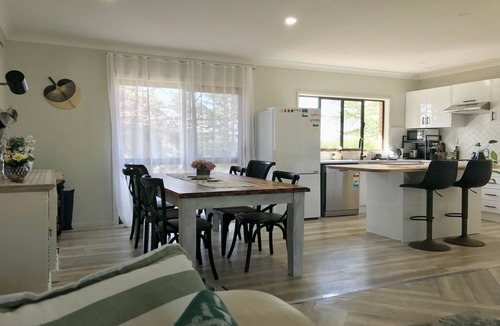 Tenterfield Apartment | Spacious Family Retreat on the edge of Tenterfield