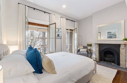 Millers Point Apartment | Spacious Inner-City House with Balcony Views