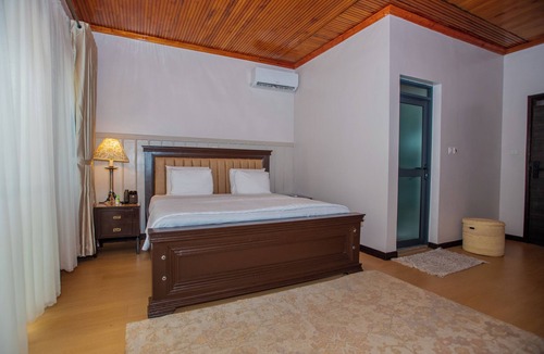 Gigiri Hotel | Spacious Junior Suite near UN Nairobi, Cozy Stead Haven House