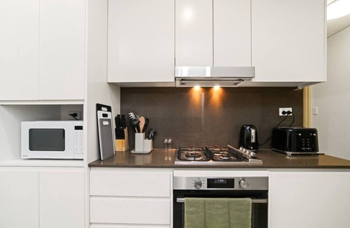 Mascot Apartment | Spacious Mascot 2BR Near Airport + Parking/Pets