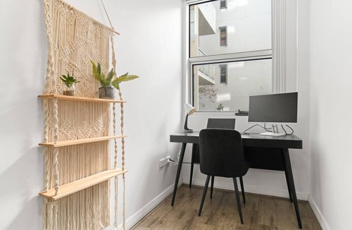 Mascot Apartment | Spacious Mascot 2BR Near Airport + Parking/Pets