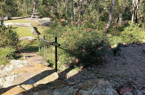 Grose Wold Cottage | Spacious mudbrick cottage in quiet bush setting. 2 minute walk to Grose River.