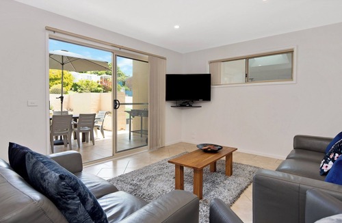 Surf Beach House | Spacious Townhouse just 5 mins stroll to popular Surf Beach and shops