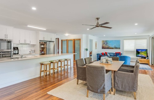 Toormina House | Sparkling Waters - relaxation meets convenience