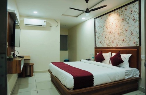 Hyderabad Hotel | Sri Saaradhi Grand