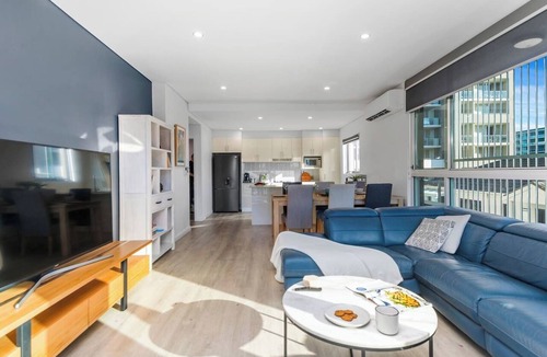 Wollongong CBD Apartment | Stadium Escape A Contemporary Beachside Retreat