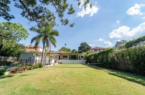 Strathfield House | Stathfield Stylish 6br house with Pool/Tennis