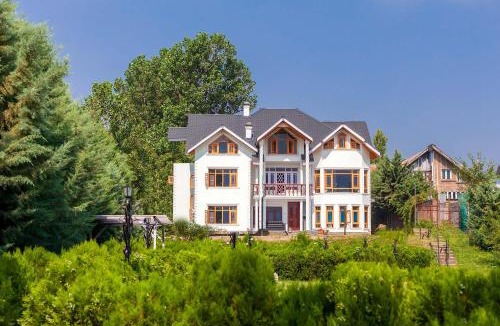Brein Villa | StayVista at Buhayra by The Dal with Lake View, Gazebo
