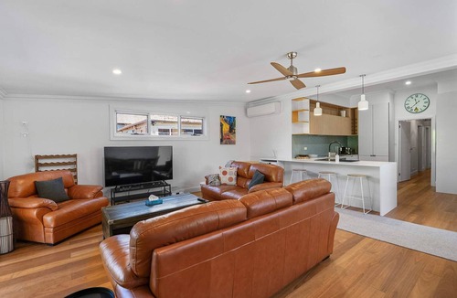 Bathurst House | Stewart Retreat. Large Alfresco Deck. Near CBD