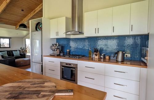 Duncan House | Still Windy | Secluded Couples Retreat Near Snelling Beach