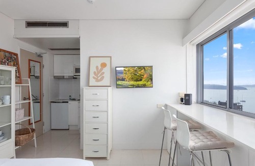 Elizabeth Bay Apartment | Studio in Elizabeth Bay with City Views