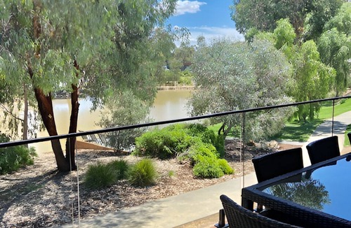 Moama Villa | Stunning lakeside 3 bedroom villa in river front resort with pool and boat ramp
