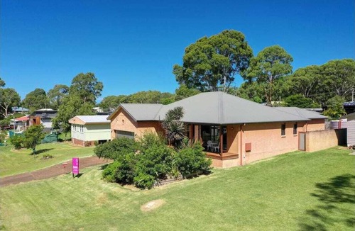 Bawley Point House | Stunning spacious home 5 minutes walk to beach, full kitchen, games room