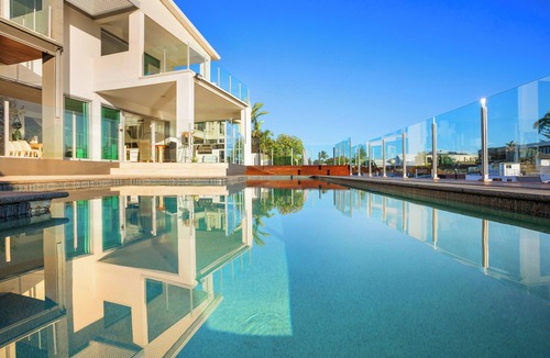 Isle Of Capri House | Stunning Waterfront home on the Gold Coast*Heated Pool* Pet Friendly.