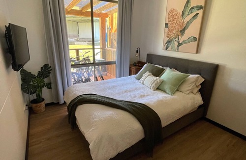 Mitchells Island House | Stylish 2 bedroom Guesthouse - 1 minute from the beach.