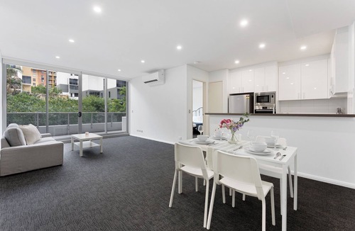 Waterloo Apartment | Stylish 2BR Waterloo Stay Near Cafés & Parks
