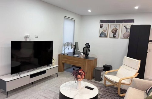 Peakhurst House | Stylish 3BR Family Home in Peakhurst with Backyard