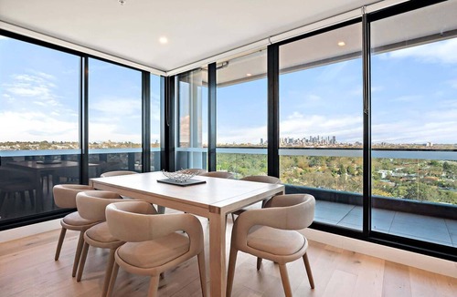 Alphington Apartment | Stylish City-View Apartment with Premium Amenities
