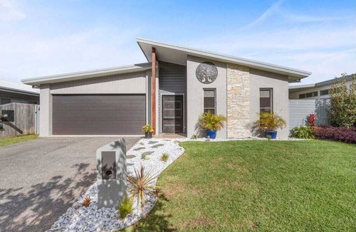 Sapphire Beach House | Stylish Coastal retreat with a short walk to the beach