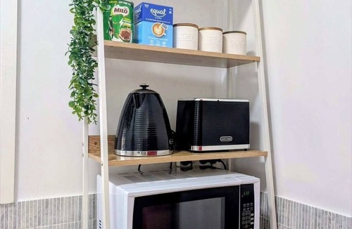 Wollongong CBD House | Stylish Coastal Cottage | Walk to Beach | Sleeps 6