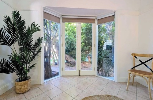 Wollongong CBD House | Stylish Coastal Cottage | Walk to Beach | Sleeps 6