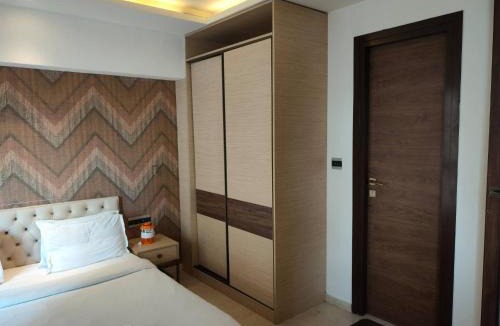 Kurla Apartment | Stylish Como Studio w Wi-Fi Kitchen Parking