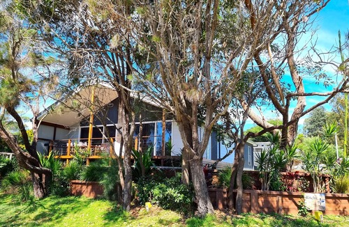 Manyana House | Stylish modern open‑plan beach house offering a warm, welcoming, home‑like vibe.