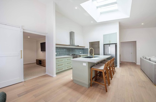 Dubbo House | Sunningdale - Pool Entertainer, Luxurious Living