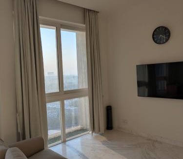 Bengaluru Apartment | Sunrise View Leela luxury studio with Sauna