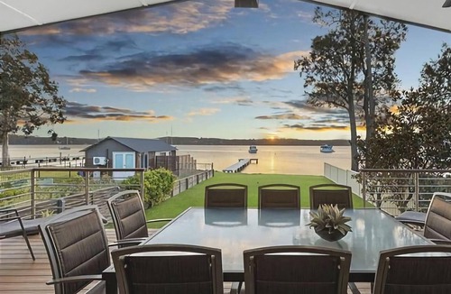 Mannering Park House | Sunset Central Coast - Lake, Kayaks & Jetty!