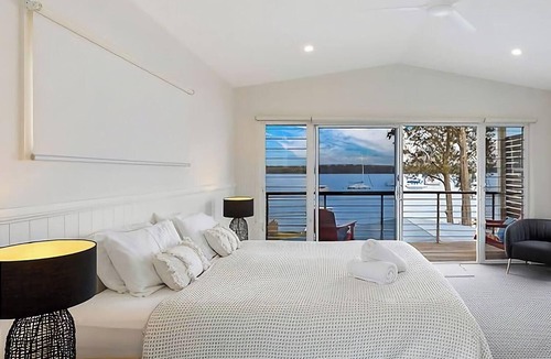 Mannering Park House | Sunset Central Coast - Lake, Kayaks & Jetty!