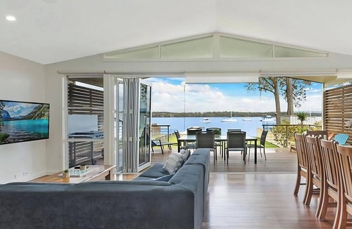 Mannering Park House | Sunset Central Coast - Lake, Kayaks & Jetty!
