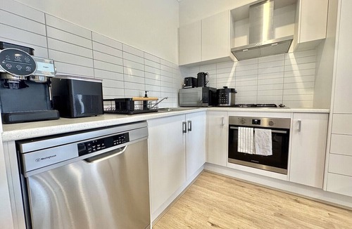 Menangle Park House | Sunshine Residence Modern Sleeps 8