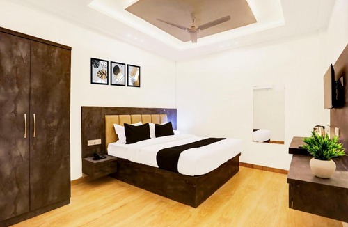 Varanasi Hotel | Super OYO Townhouse Balua Road Pahadiya