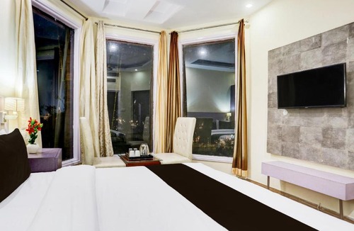 Thanesar Hotel | Super Townhouse by OYO Brahma Sarovar Formerly Krishna mahal