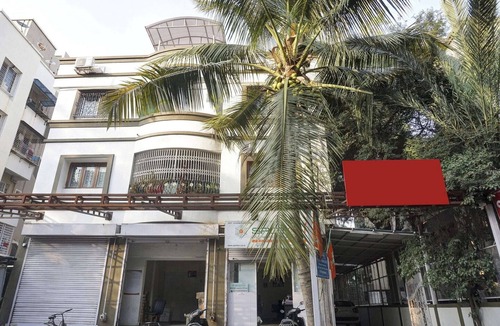 Pune House | Super Townhouse The Upper Room Near Pune Airport