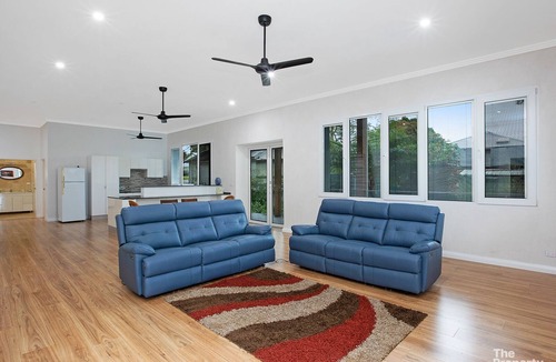 Mannering Park House | Swanky Suites - Hemp House, Shared Pool & Jetty