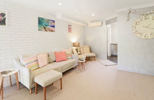 Copacabana Apartment | Swells at Copa - Stroll to the Beach and Shops