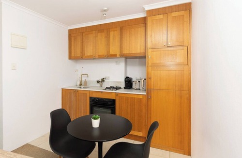 McMahons Point Apartment | Sydney Harbour Bridge Views at Pool | Sleeps 4 | Parking