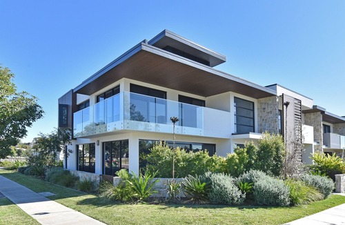 Morisset Park House | Terrace Sorrento - Trinity Point: Spectacular Lake Views in Every Direction.