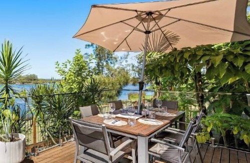 Marks Point Cottage | The Lakehouse - Exclusive Waterfront Escape