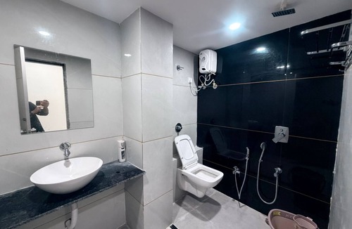 Sanand Hotel | THE 7 ELEVEN HOTEL