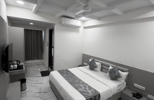 Sanand Hotel | THE 7 ELEVEN HOTEL