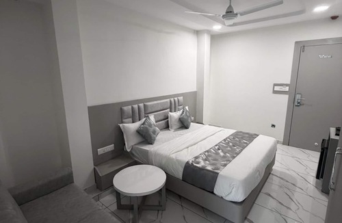 Sanand Hotel | THE 7 ELEVEN HOTEL