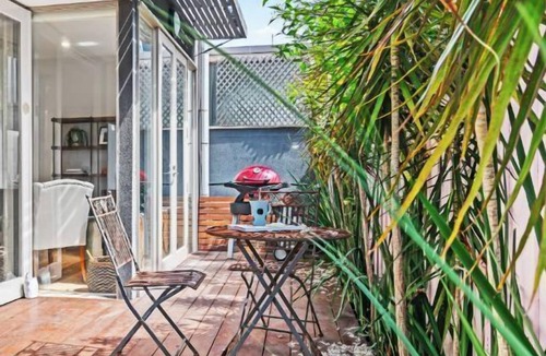 Balaclava Apartment | The Avenue. The Place. Terrific 4BR 2BTH Townhouse