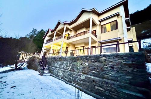 Fagu Hotel | The Ayur Estate Kufri l Lift l Power Backup l Pure Veg l Multi Cuisine Restaurant l Free Parking l By Exotic Stays