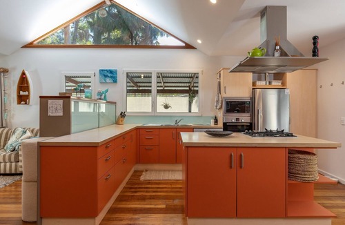 Elizabeth Beach House | The Deck - short walk to Elizabeth Beach - sleeps 14 - outdoor spa